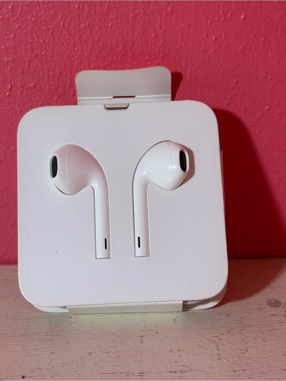 NEW Apple Iphone Lightning White Wired Earbuds Classic Microphone Speaker Volume